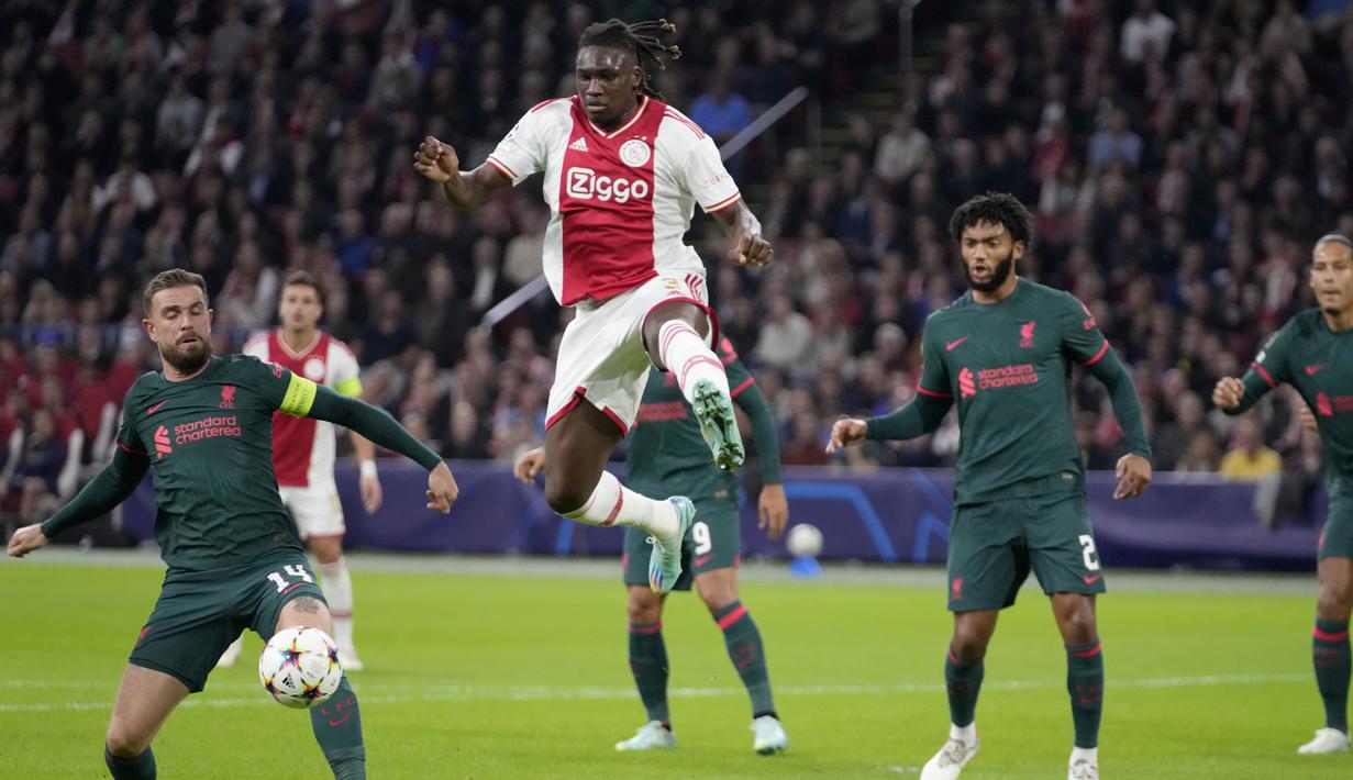 Bek Ajax Amsterdam Calvin Bassey berebut bola dengan gelandang Liverpool Jordan Henderson pada matchday kelima Grup A Liga Champions 2022-2023 di Johan Cruiff Arena,  Kamis (27/10/2022) dini hari WIB. Skor tidak berubah sampai pertandingan usai. Skor akhir 3-0 untuk kemenangan Liverpool. (AP Photo/Peter Dejong)