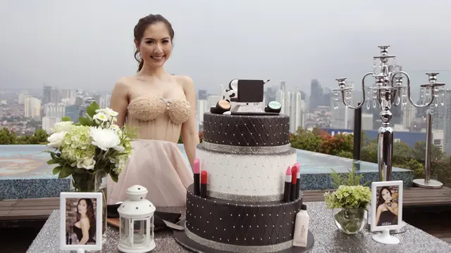 [Bintang] Tampil Seksi, Puput Carolina Adakan Brand Launching Besar-besaran