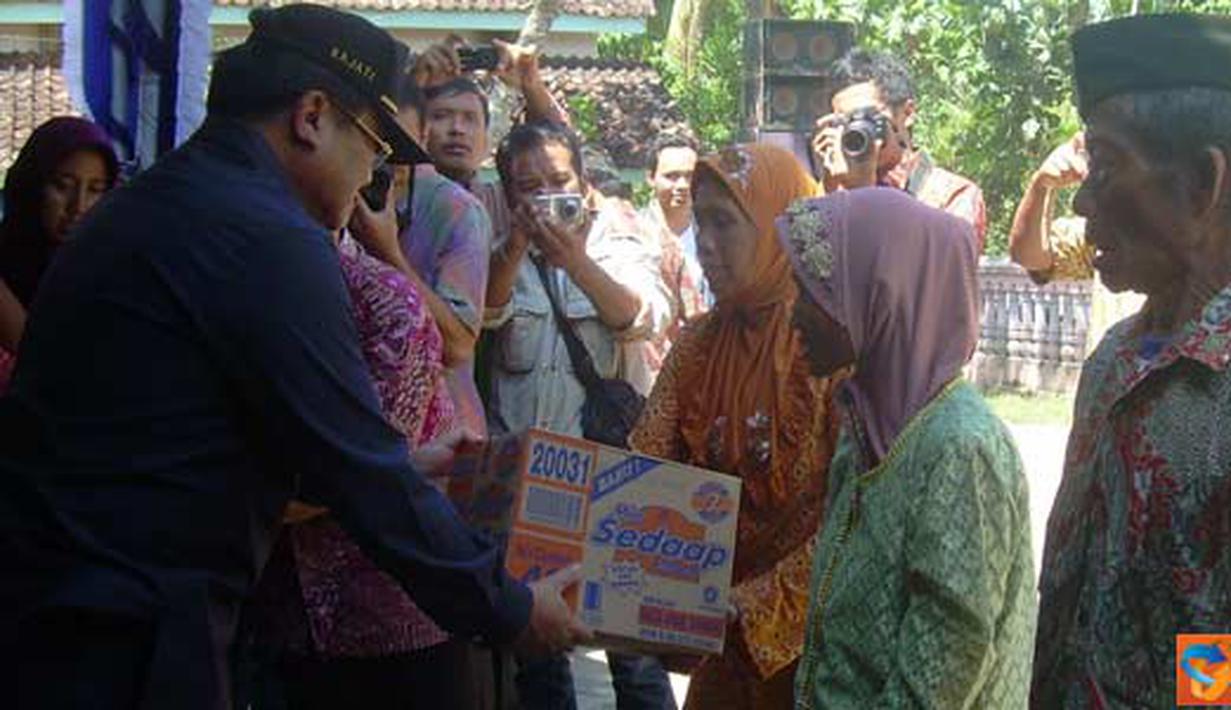 Citizen6, Ponorogo: Kajati jatim memberikan bantuan secara simbolis. (Pengirim: Aprilia)