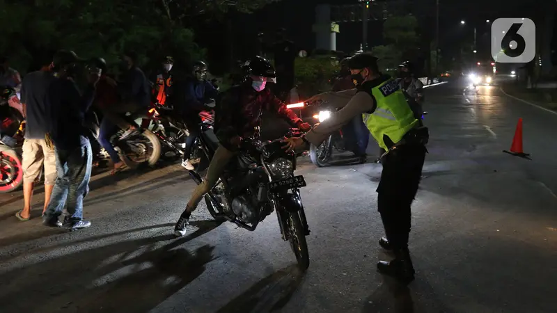 Pemudik Bermotor Padati Pos Penyekatan