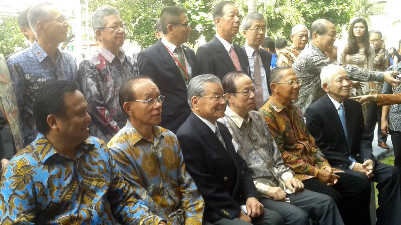 Ginandjar Kartasasmita bersama dengan Mantan PM Jepang Yasuo Fukuda seusai melakukan penanaman pohon