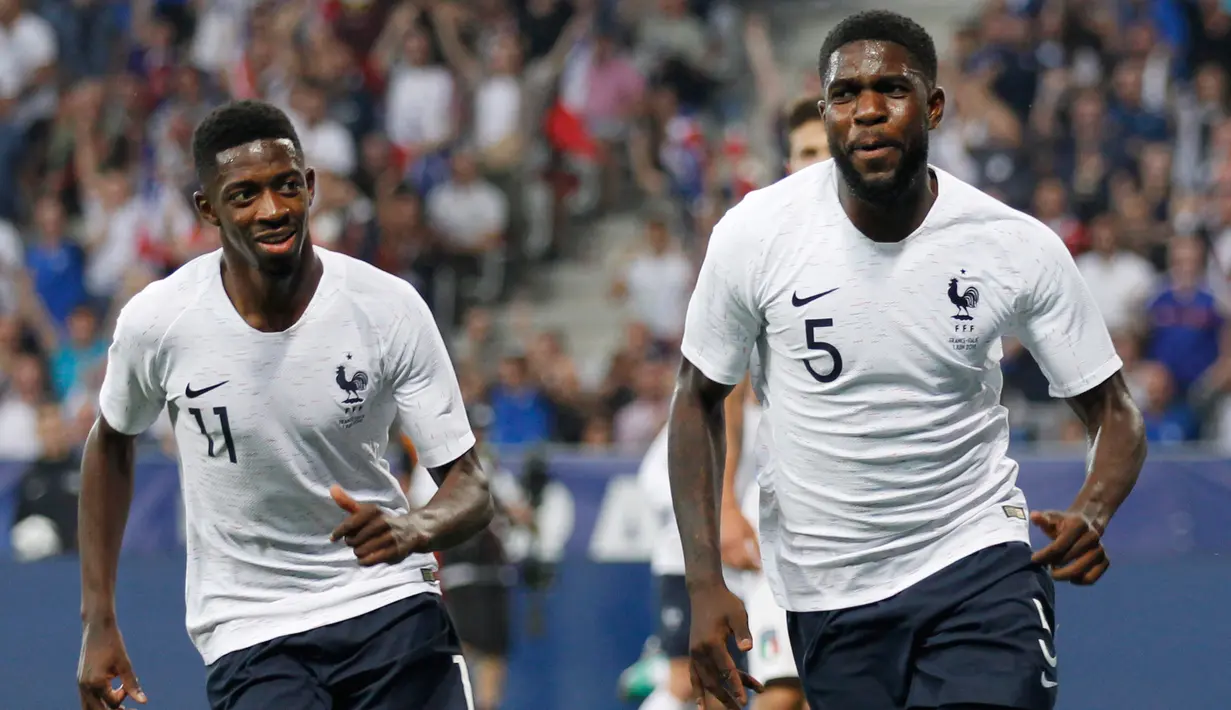 Bek Prancis, Samuel Umtiti (kanan) berselebrasi usai mencetak gol ke gawang Italia pada pertandingan persahabatan di stadion Allianz Riviera di Nice, Prancis selatan (1/6). Prancis menang telak 3-1 atas Italia. (AP Photo / Claude Paris)