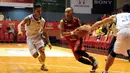 Pebasket Stadium Jakarta, Fanny Budianto (tengah) mencoba melewati hadangan dua pemain Satria Muda Britama Jakarta di laga NBL Championship 2015, Sabtu (2/5/2015). Satria Muda unggul tipis 61-59 atas Stadium Jakarta. (Liputan6.com/Helmi Fithriansyah)