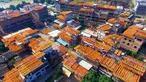 Pandangan udara atap pemukiman warga yang dipenuhi jemuran buah kesemek di Desa Anxi, Fujian, selatan China, 13 Desember 2016. Sejumlah warga memanfaatkan atap rumah mereka untuk mengeringkan kesemek yang akan dijadikan manisan. (REUTERS/Stringer)