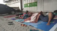 Warga tidur di teras rumah menghindari aksi penjarahan di Kota Palu.