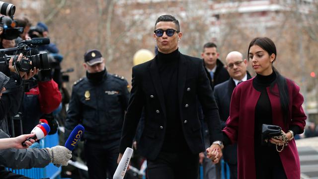 Ronaldo Gandeng Erat Kekasih Saat Hadiri Sidang Penggelapan Pajak
