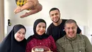 Potret kocak Fadil saat merayakan ulang tahun Dilla adik perempuannya. Selain gemar menjahili papahnya, Fadil juga sering menjahili adiknya. (Instagram/@fadiljaidi)