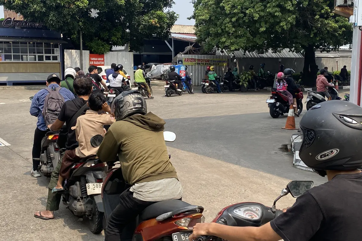 Antrean kendaraan mengular hingga ke badan jalan di SPBU Mencong, Tangerang, Rabu (10/6/2026). (Liputan6.com/Christian)
