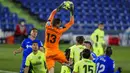 Kiper Getafe, David Soria, menangkap bola saat melawan Atletico Madrid pada laga Liga Champions di Stadion Alfonso Perez, Sabtu (13/3/2021). Kedua tim bermain imbang 0-0. (AP/Manu Fernandez)