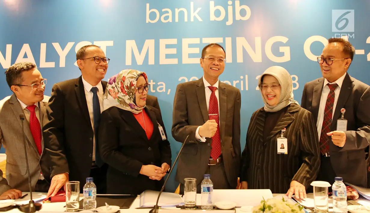 Dirut Bank BJB Ahmad Irfan (ketiga kanan) bersama jajaran Direksi saat analyst meeting triwulan I di Jakarta, Jumat (20/4). BJB berhasil mencatat total aset Rp110,8 trilliun di awal tahun 2018 atau tumbuh 13 persen year on year. (Liputan6.com)