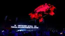 Sebuah balon besar bentuk babi diterbangkan saat musisi Roger Waters tampil di festival musik Desert Trip di Empire Polo Club di Indio, California AS, (9/10). Disebuah layar terlihat tulisan untuk capres AS, Donald Trump. (REUTERS/Mario Anzuoni)