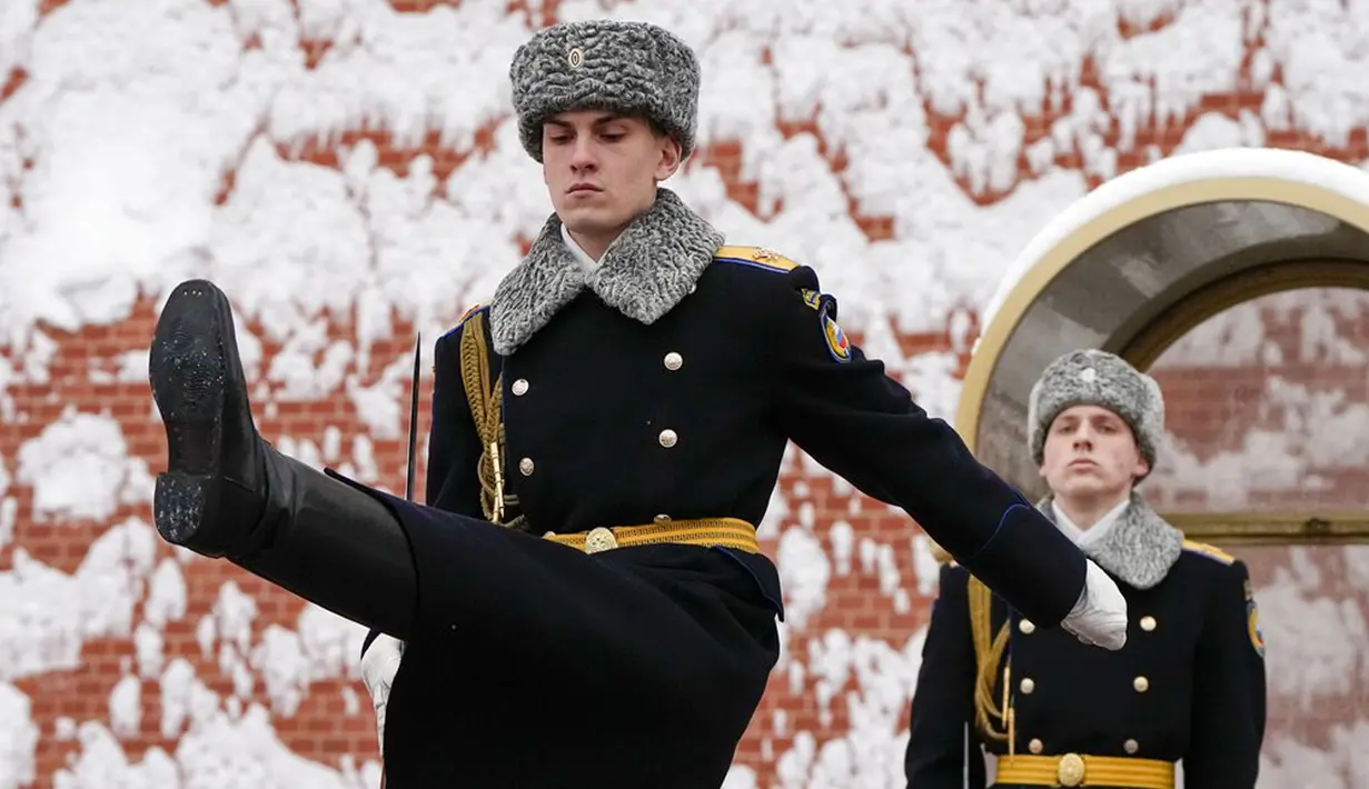 Prajurit bergantian menjaga Makam Prajurit Tak Dikenal setelah hujan salju di Tembok Kremlin, Moskow, Rusia, 7 Februari 2022. (AP Photo/Alexander Zemlianichenko)