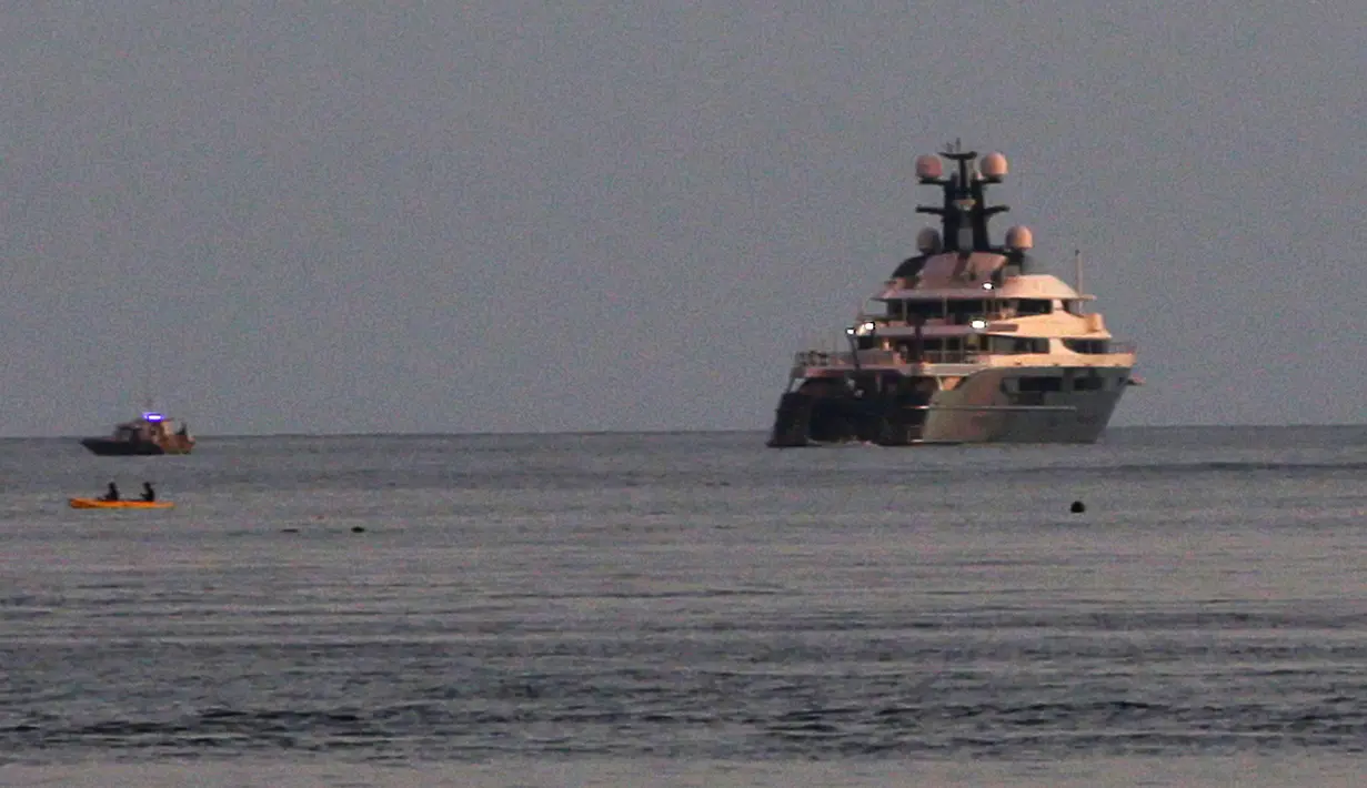 Kapal pesiar mewah Equanimity di perairan laut Teluk Benoa, Bali, Rabu (28/2). Kapal itu diburu pihak berwenang AS terkait penyelidikan korupsi miliaran dolar proyek dana investasi pemerintah Malaysia yang dikenal sebagai 1MDB. (AP/Ambros Boli Berani)