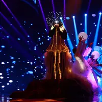 Penampilan luar biasa Melly Goeslaw dalam konser The Biggest Concert 'Ada Apa Dengan Cinta 2'. Konser disiarkan SCTV dari studio Emtek, Daan Mogot, Jakarta Barat, Kamis (31/3/2016). (Adrian Putra/Bintang.com)	