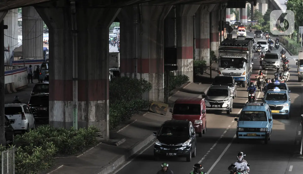 Kepadatan arus kendaraan saat melintas di by pass Jalan Ahmad Yani, Jakarta, Rabu (13/5/2020). Meningkatnya jumlah kendaraan pribadi disebabkan oleh banyaknya warga yang beralih dari moda transportasi umum guna menghindari penyebaran virus corona COVID-19. (merdeka.com/Iqbal S. Nugroho)