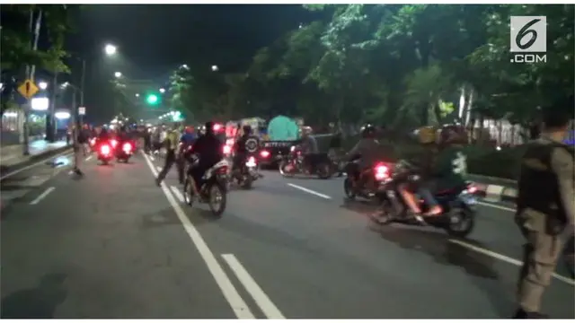 Petugas gabungan polisi, TNI dan Satpol PP merazia balap liar di kawasan Darmo Kota Surabaya