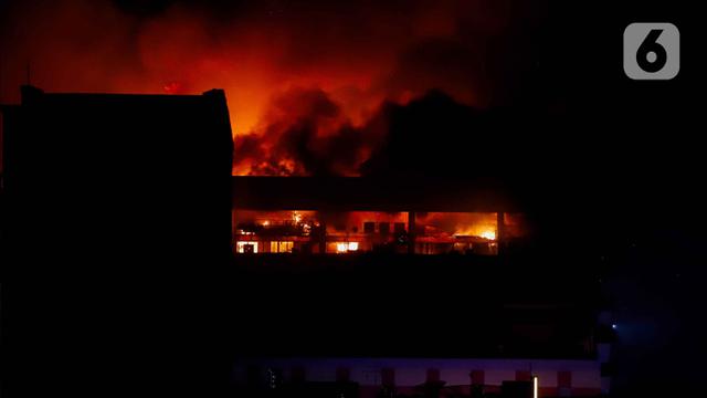 Kebakaran Hebat Landa Glodok Plaza, Upaya Pemadaman Masih Berlangsung Hingga Dini Hari