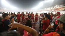 Pelatih Timnas Indonesia, John Herdman, dan para pemain berbicara dengan suporter setelah kekalahan 0-3 dari Vietnam pada Piala AFF 2026 di Stadion Pakansari, Bogor, Senin (3/8/2026). (Bola.com/Budy Santoso)