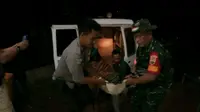 Petugas mengantarkan jenazah Darmawan, korban konflik harimau sumatra dengan manusia di Kabupaten Indragiri Hilir, Riau. (Liputan6.com/Istimewa/M Syukur)