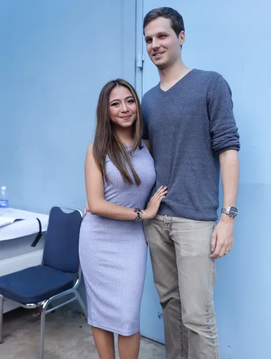 Pada pernikahan Nadia Vega, terlihat nuansa Garden Party yang sangat indah dan unik,serta Nadia Vega pun terlihat anggun memakai gaun putih panjang pada hari kebahagiannya itu, (Andy Masela/Bintang.com)