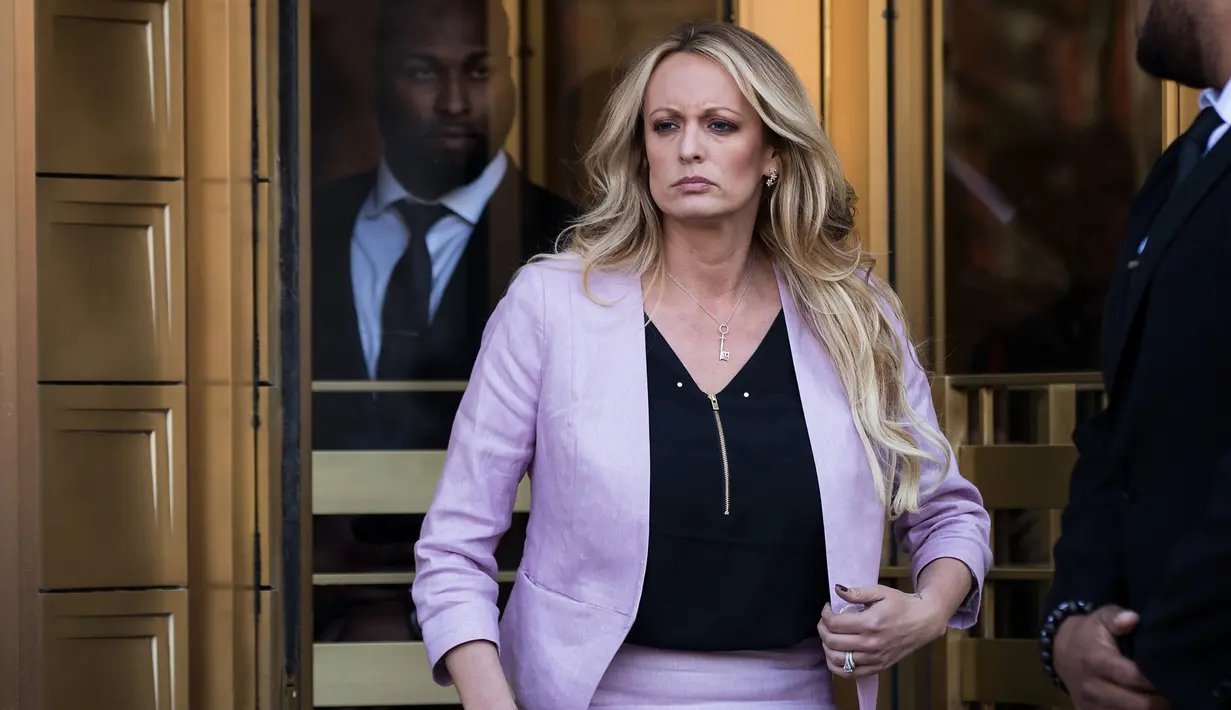 Ekspresi aktris film dewasa, Stormy Daniels saat keluar dari Pengadilan Distrik Selatan New York usai menjalani sidang (16/4). (Drew Angerer/Getty Images/AFP)