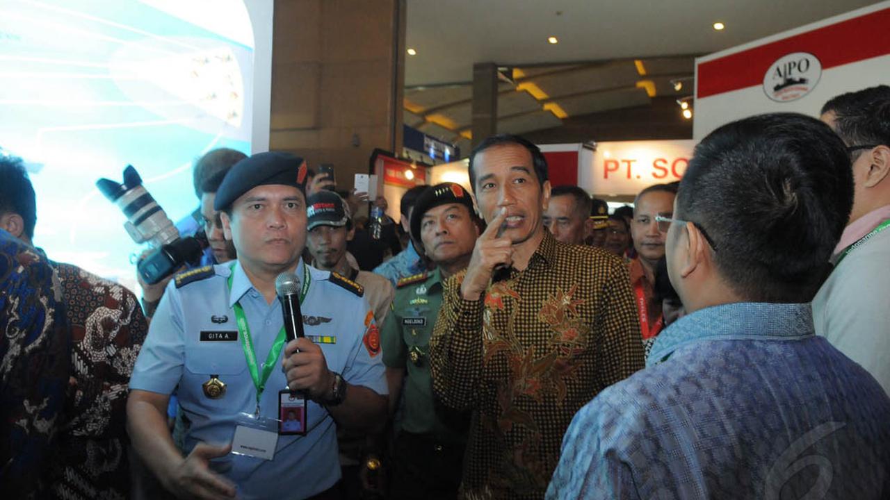 Ekspresi Jokowi Lihat Aneka Senjata 