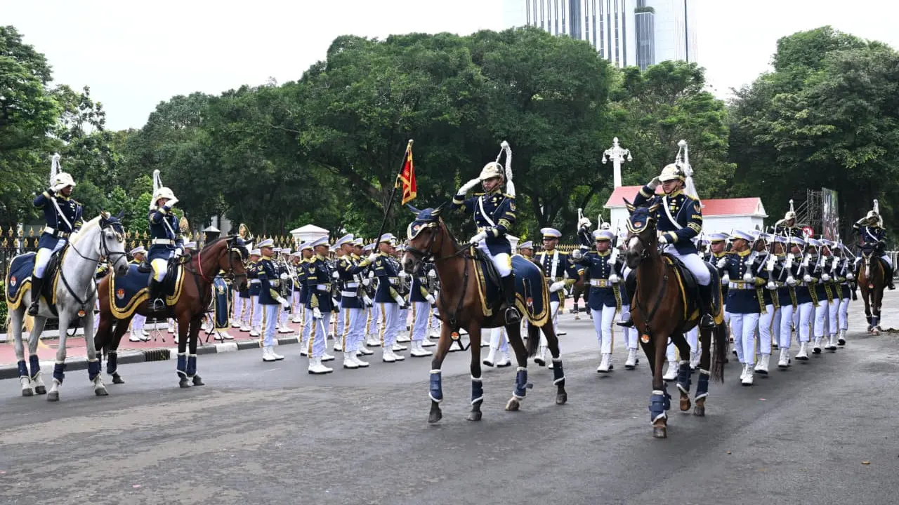 Satuan Pasukan Pengamanan Presiden (Paspampres) RI menggelar Upacara Serah Terima Pengawal Istana Kepresidenan di depan Istana Merdeka, Jakarta. (Setpres)