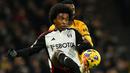 Sayap kiri asal Brasil, Willian Borges yang kini tengah menjalani musim kedua bareng Fulham baru saja masuk dalam 4 besar pesepak bola Amerika Selatan dengan penampilan terbanyak di Premier League dengan penampilan ke-300 saat Fulham menang 5-0 atas Nottingham Forest pada laga pekan ke-15 Liga Inggris musim 2023/2024. Selain Fulham ia juga pernah membela Chelsea dan Arsenal di Premier League. (AFP/Glyn Kirk)