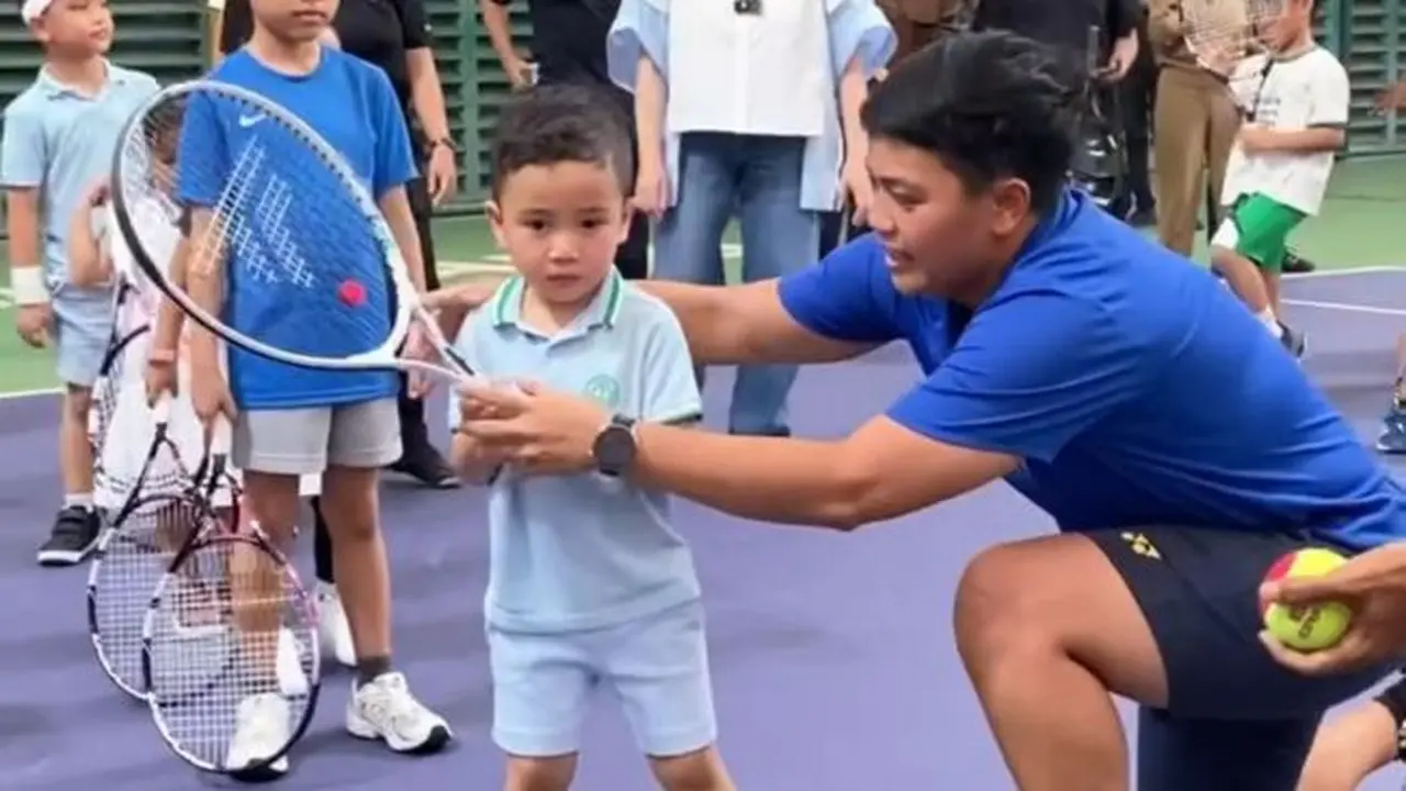 Potret Rayyanza Ikut Latihan Tenis Didampingi Nagita Slavina. (instagram/tercipungcipung)