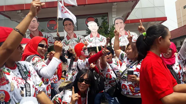 Relawan Gibran menari dan menyanyi di depan Panti Marhaen, Kantor DPD PDI Perjuangan, provinsi Jawa Tengah. (Foto: Liputan6.com/Felek Wahyu)