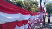 Pedagang di Makassar mulai menjual bendera dan umbul-umbul untuk peringatan HUT ke-70 RI (Liputan6.com/ Eka Hakim)