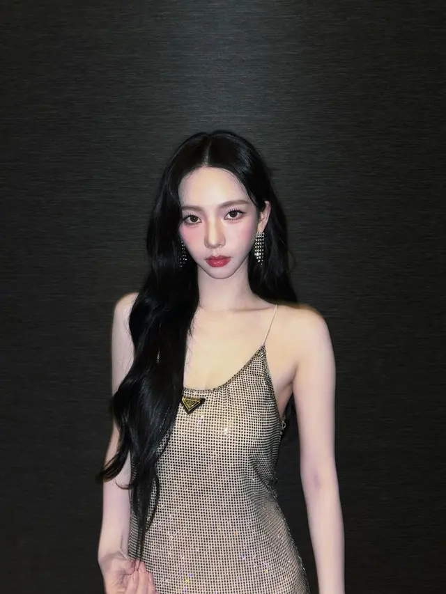 8 Inspirasi Outfit Natal ala Seleb Dunia, Jennie BLACKPINK, Karina aespa, hingga Dua Lipa