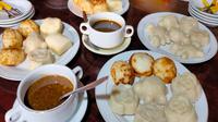 Kue Apem salah satu kuliner khas Cirebon yang keluar setiap bulan safar dalam kalender jawa. Foto (Liputan6.com / Panji Prayitno)
