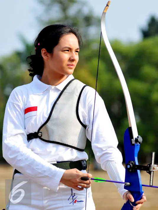 Terlihat Chelsea Islan sedang melihat arah target yang akan menjadi sasarannya saat saat ditemui dilokasi syuting di Buperta Cibubur, Jakarta Timur, Jumat (24/7/2015). (Liputan6.com/Panji Diksana)