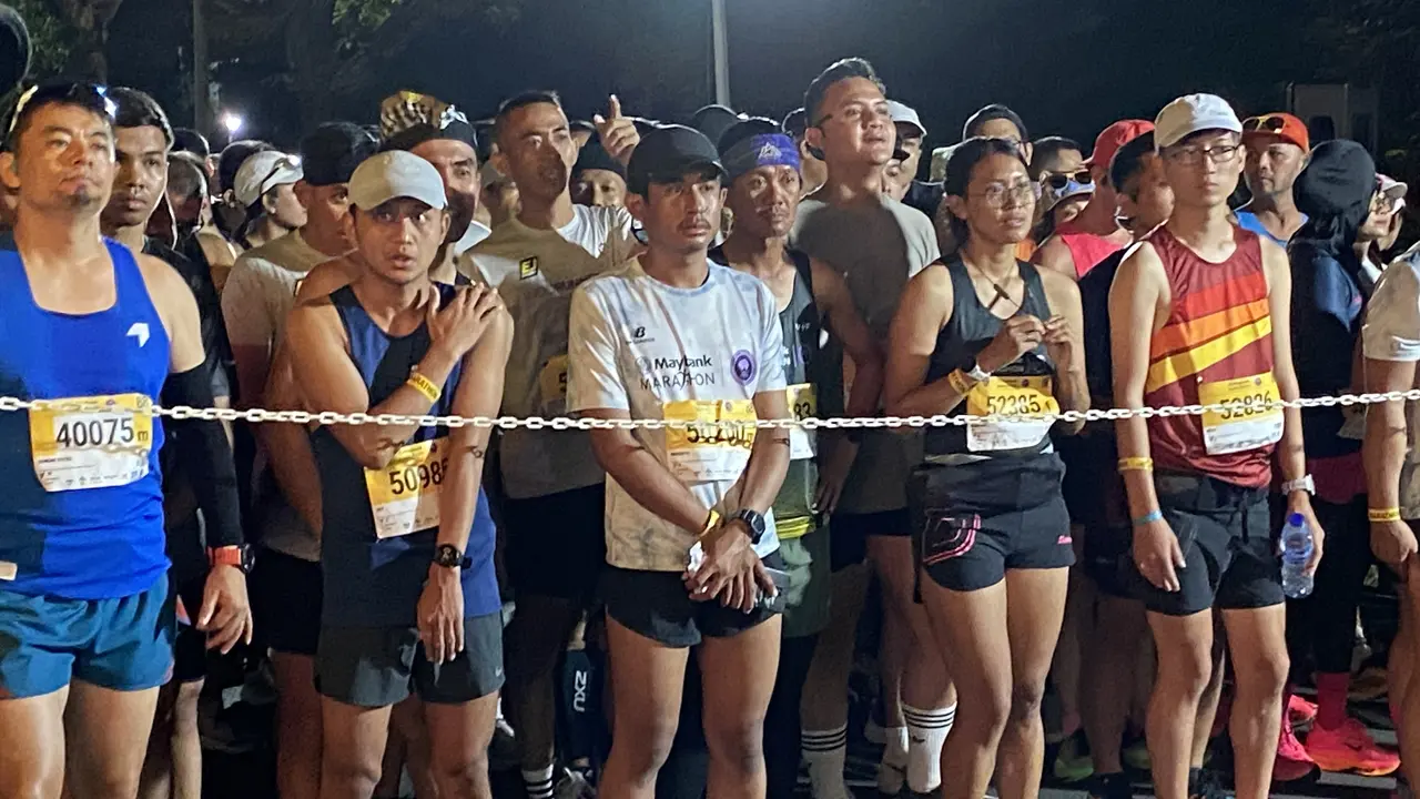 Para pelari menunggu giliran start di ajang Maybank Marathon 2023