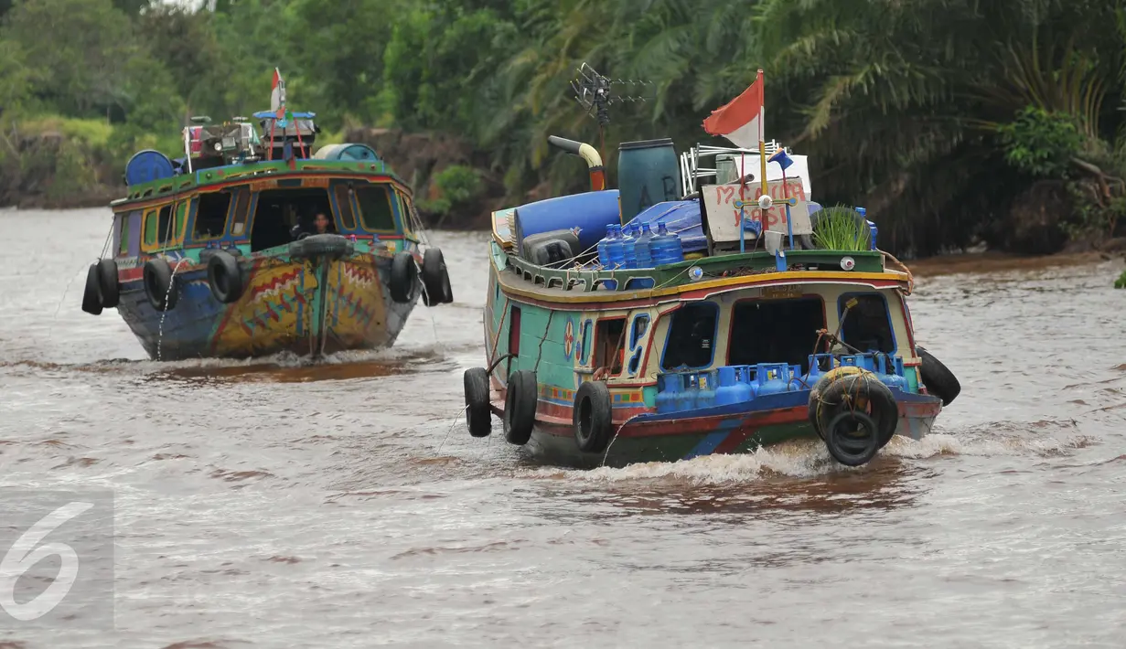 Sejumlah perahu motor di Sungai Baung, Sumsel, Kamis (24/30).Menggunakan perahu motor dapat memangkas waktu perjalanan hingga dua jam dibanding jalan darat yang mencapai empat jam. (Liputan6.com/Gempur M Surya)