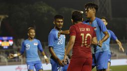 Gelandang Timnas Indonesia U-22, Egy Maulana, bersitegang dengan pemain Singapura U-22 pada laga SEA Games 2019 di Stadion Rizal Memorial, Manila, Kamis (28/11). Indonesia menang 2-0 atas Singapura. (Bola.com/M Iqbal Ichsan)