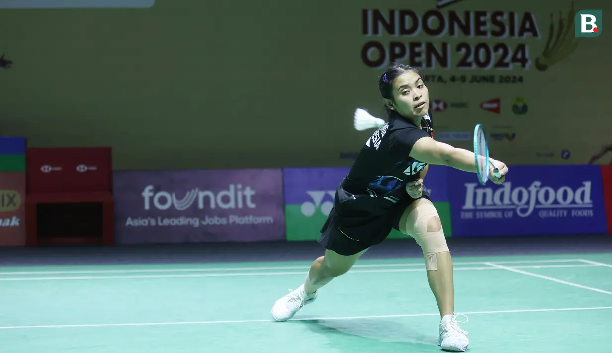 <p>Pebulu tangkis tunggal putri Indonesia, Gregoria Mariska Tunjung berusaha mengembalikan bola smes sesama wakil Indonesia, Putri Kusuma Wardani pada laga babak 32 besar Indonesia Open 2024 di Istora Senayan, Jakarta, Selasa (4/6/2024). Gregoria Mariska Tunjung menang dua game langsung 21-14, 21-17. (Bola.com/M Iqbal Ichsan)</p>