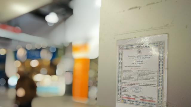Sertifikat halal untuk daging di toko Marmara Halal Meats di Pasar Dandenong, Melbourne, Victoria, Australia. (Liputan6.com/Tanti Yulianingsih)