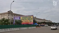 Kendaraan melintas dekat baliho pusat kuliner atau food street di kawasan Pantai Maju yang dahulu bernama Pulau D, Jakarta, Rabu (23/1). Area Food Street di kawasan Pantai Maju mulai beroperasi usai disegel oleh Pemprov DKI. (Merdeka.com/Iqbal S. Nugroho)