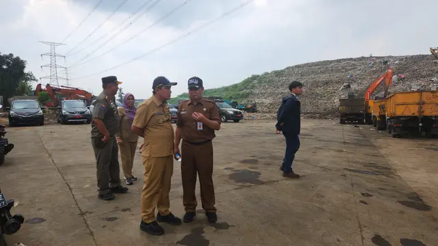 Kepala DLHK Kota Depok, Abdul Rahman memberikan penjelasan penanganan sampah kepada Wakil Wali Kota Depok, Chandra Rahmansyah di TPA Cipayung, Depok.