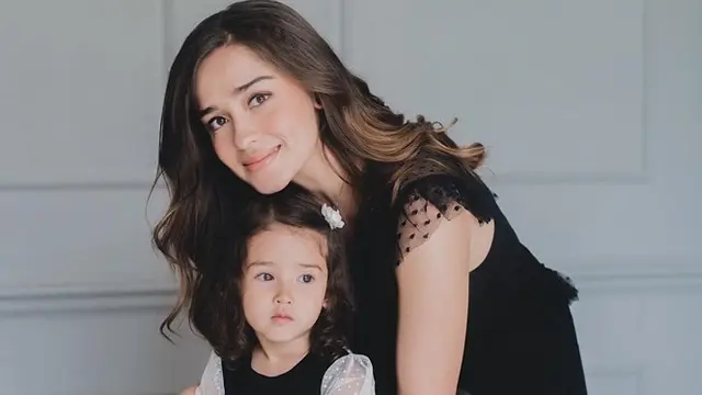 Hamil Anak Kedua, Ini 6 Potret Manis Yasmine Wildblood dengan Putri Pertamanya