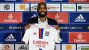 Alexandre Lacazette. Striker berusia 31 tahun ini menjadi pemain terakhir yang baru saja memutuskan kembali ke Liga Prancis di musim 2022/2023 usai merumput di Liga Inggris. Ia didatangkan Arsenal dari Olympique Lyon pada awal musim 2017/2018 dengan nilai transfer 53 juta euro. Bersama The Gunners hingga akhir musim 2021/2022 ia total tampil dalam 206 laga di semua ajang dengan torehan 71 gol dan 36 assist. Mulai musim 2022/2023 ia akan bermain bersama klub lamanya Olympique Lyon usai dilepas Arsenal dengan status bebas transfer. (AFP/Jeff Pachoud)