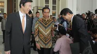 Belum diketahui apa yang dibahas Jokowi dengan Menlu Yun. Namun demikian, kunjungan ini terlihat sebagai tindak lanjut dari kunjungan Dubes Korsel beberapa bulan lalu, Jakarta, (9/10/14).(Liputan6.com/Herman Zakharia) 