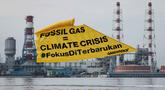 Aktivis Greenpeace Indonesia melakukan aksi di kawasan perairan depan Pembangkit Listrik Tenaga Gas Uap (PLTGU) Muara Karang, Jakarta pada Selasa 18 November 2025. Aktivis Greenpeace Indonesia menggelar aksi damai di kawasan Pembangkit Listrik Tenaga Gas Uap (PLTGU) Muara Karang pada Selasa 18 November 2025. (YASUYOSHI CHIBA/AFP)