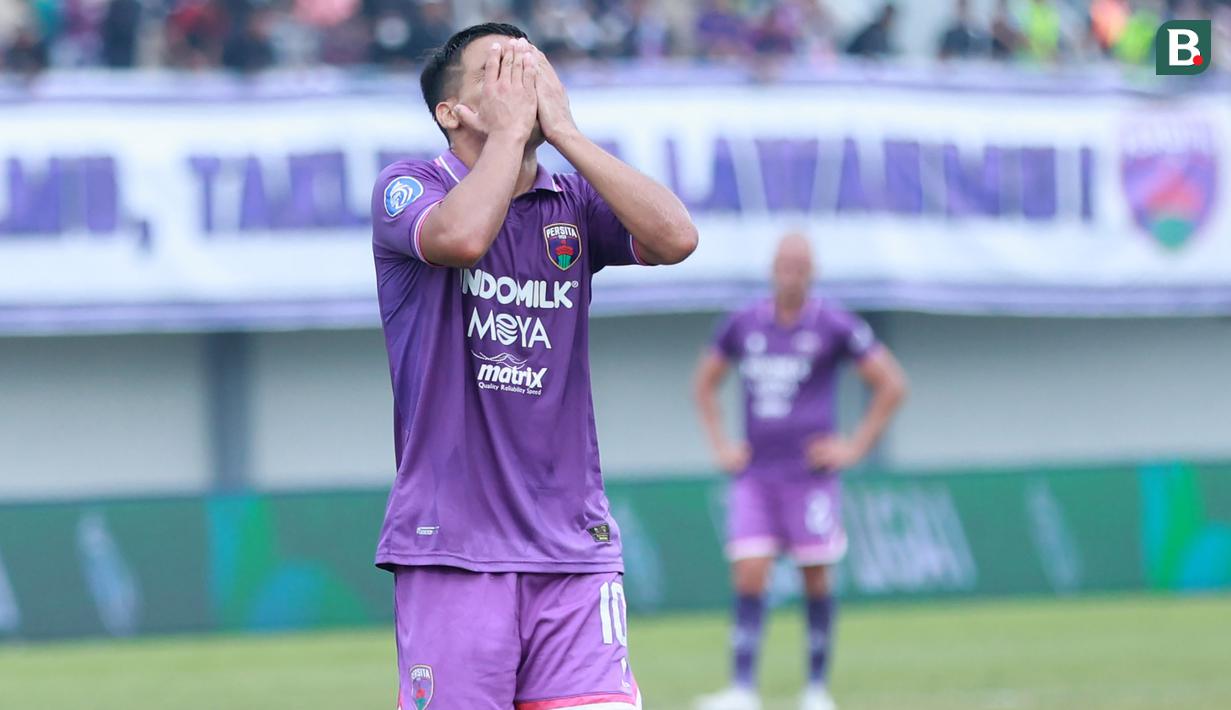 <p>Pemain Persita Tangerang, Ezequiel Vidal tampak kecewa setelah gagal mencetak gol ke gawang Persebaya Surabaya pada laga pekan ke-18 BRI Liga 1 2022/2023 di Stadion Indomilk Arena, Tangerang, Rabu (18/1/2023) sore WIB. Persita kalah 0-5 dari Persebaya. (Bola.com/M Iqbal Ichsan)</p>