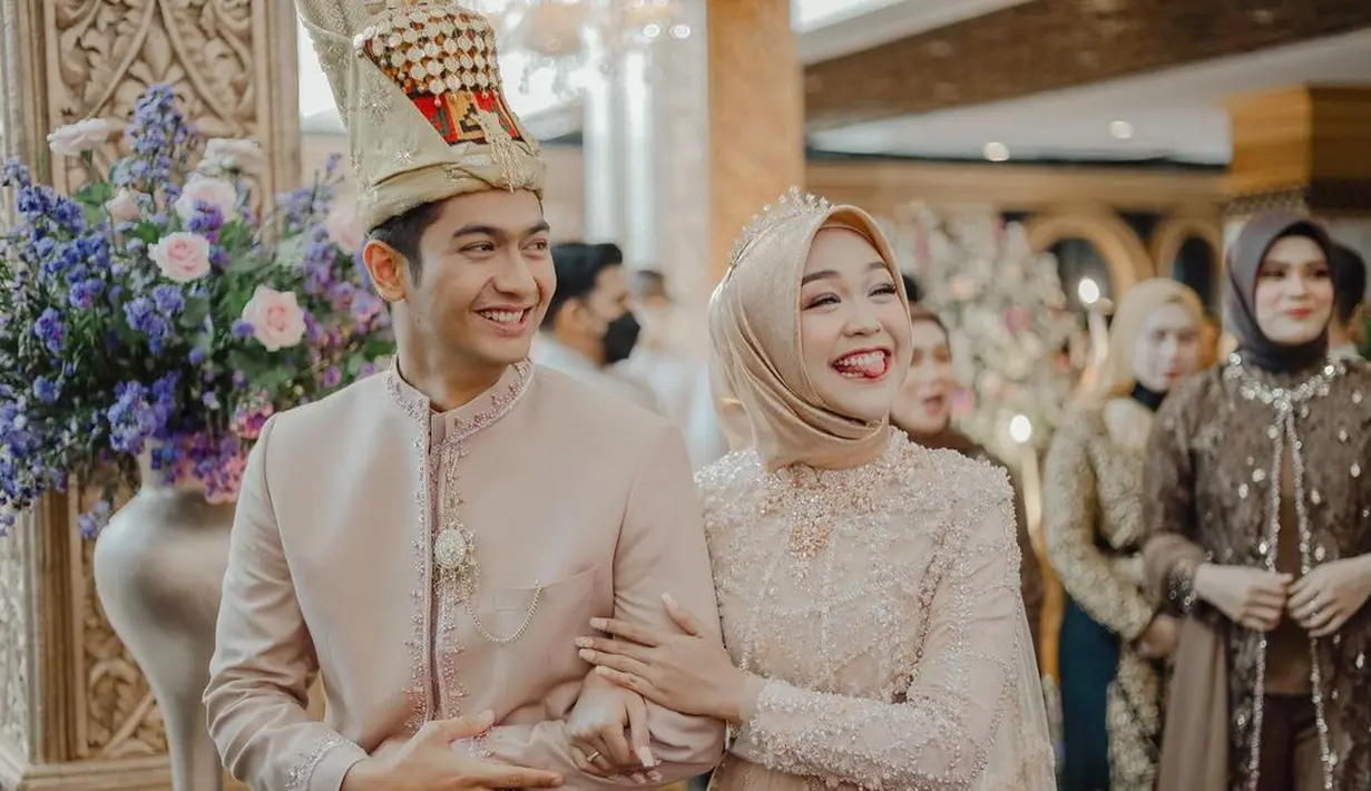 Yang terakhir adalah acara Ngunduh Mantu yang baru saja diselenggarakan. Untuk momen ini, Ria Ricis dan Teuku Ryan memilih busana khas Aceh bernuansa emas. Ria Ricis kembali dengan dress penuh payet dan batu mulia yang dirancang oleh Anji Asmara. Kali ini dengan cape panjang dan mutiara kecil.