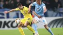 Duel antara Cesar Azpilicueta dan Markus Rosenberg pada leg 1, 32 besar Liga Europa yang berlangsung di stadion Swedbank, Malmo, Jumat (15/2). Chelsea menang 2-1 atas Malmo FF (AFP/Andreas Hillergen)