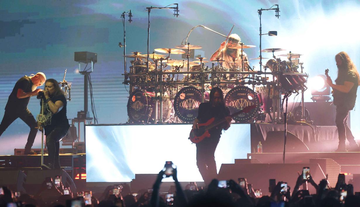 Grup band metal legendaris, Dream Theater saat tampil pada Konser "An Evening With Dream Theater - 40th Anniversary Tour" di Beach City International Stadium, Jakarta, Sabtu 7 Februari 2026. Dream Theater kembali tampil di Jakarta dengan formasi terbaiknya dalam konser An Evening With Dream Theater – 40th Anniversary Tour 2026 yang digelar pada Sabtu 7 Februari 2026 malam, di Beach City International Stadium, Ancol. (Kapanlagi.com/Budy Santoso)