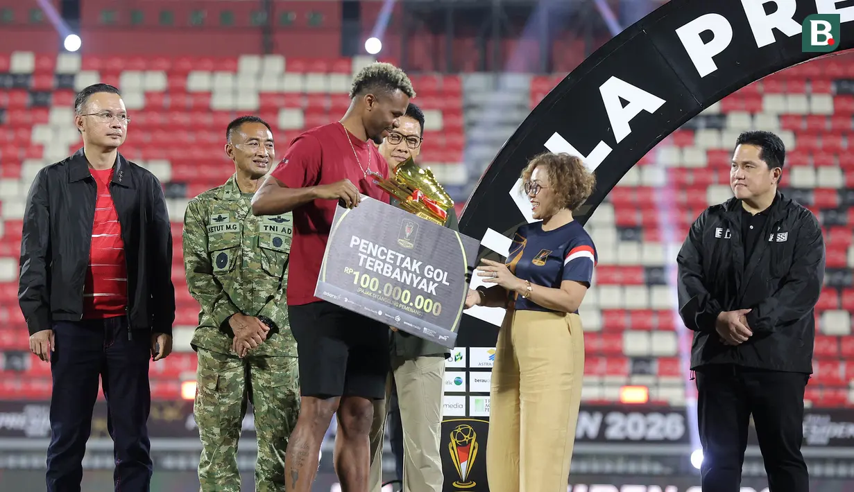 Penyerang Arema FC, Gustavo Henrique, menerima penghargaan Pencetak Gol Terbanyak Piala Presiden 2026 pada seremoni penutupan di Stadion Kapten I Wayan Dipta, Gianyar, Bali, Kamis (6/8/2026). Gustavo meraih penghargaan tersebut berkat ketajamannya sepanjang turnamen, sekaligus menegaskan statusnya sebagai pencetak gol terbanyak pada ajang pramusim bergengsi tersebut. (KapanLagi.com/Budy Santoso)